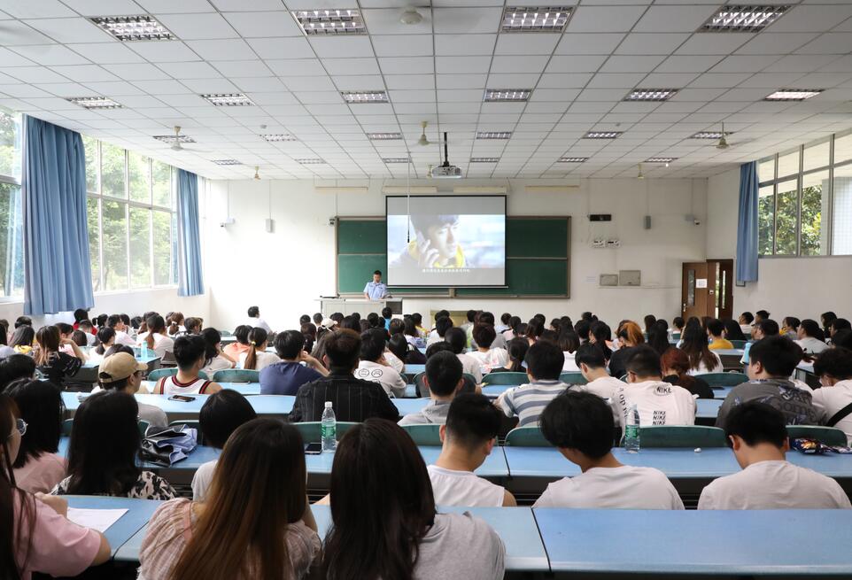 普法宣传进校园 法治教育入人心